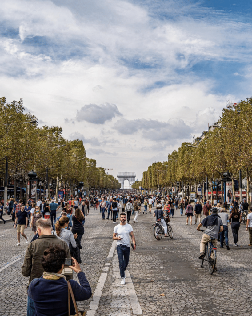 Les Champs-Elysées piétons le 7 août.