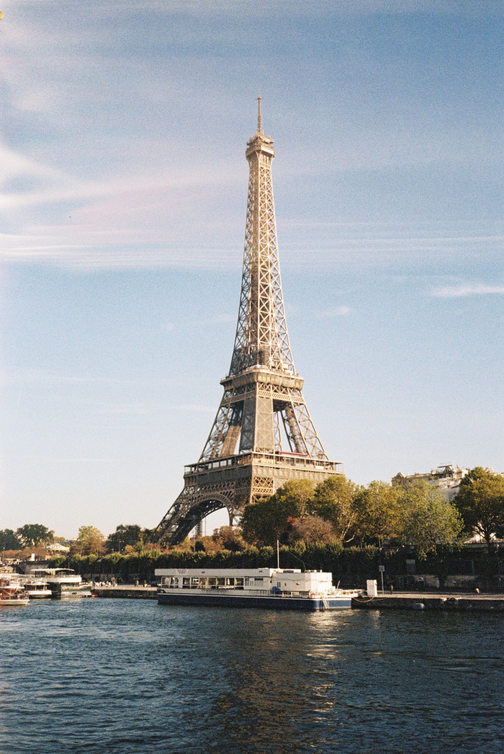 Vue Tour Eiffel en bord de seine